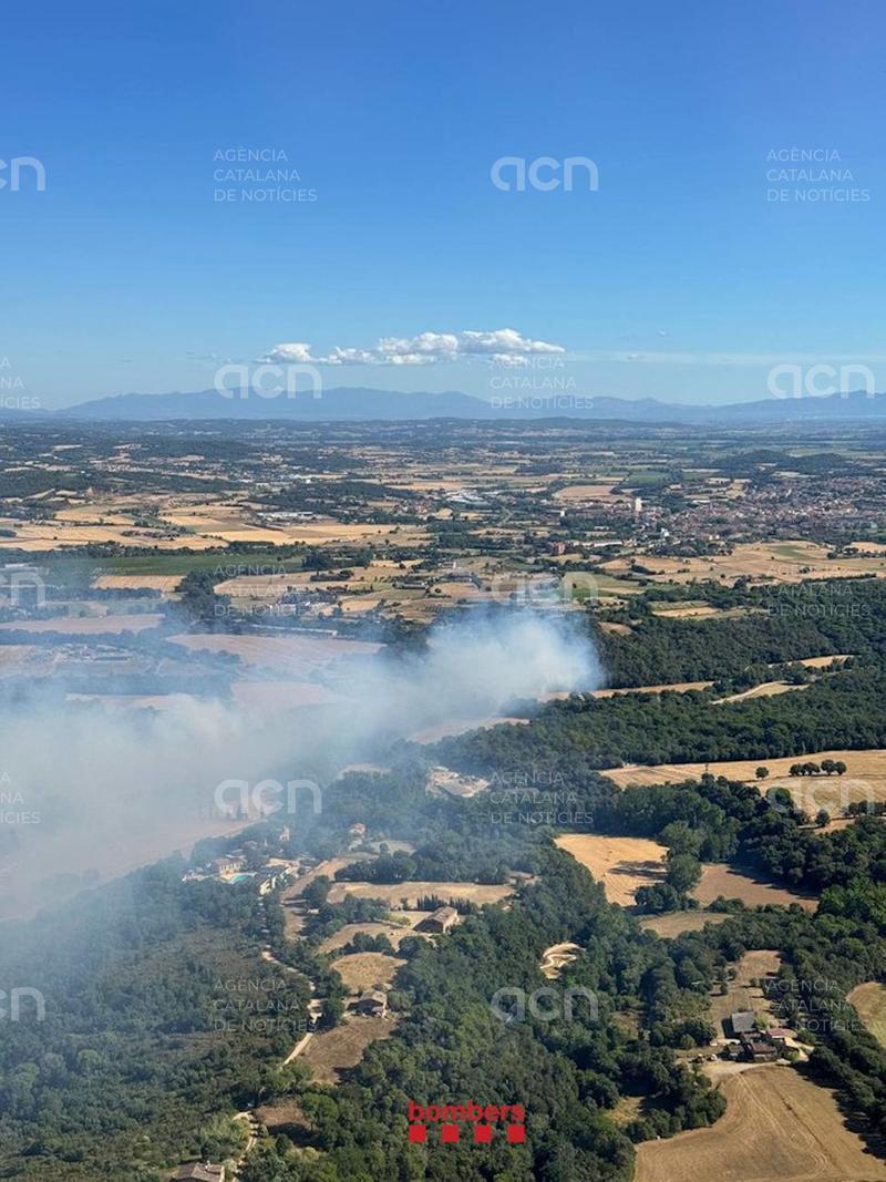 L'incendi de la Bisbal entra a les Gavarres, obliga a confinar diversos municipis i es desallotja una urbanització
