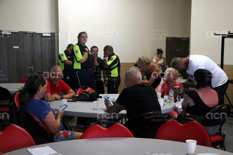 Els evacuats pel foc de Canet de Rosselló s'apleguen al centre d'acollida:  "S'ha cremat el bungalou. Ho hem perdut tot"