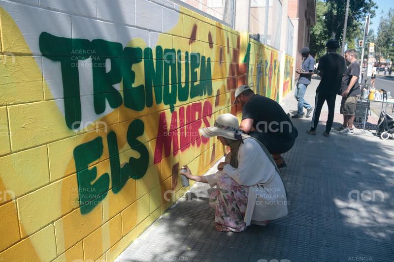 Un mural creat per joves migrants reivindica el moviment antiracista al barri Fortuny de Reus