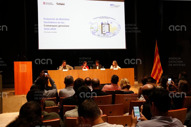 Només del 6,5% dels desplaçaments en dies feiners a les comarques gironines són amb transport públic