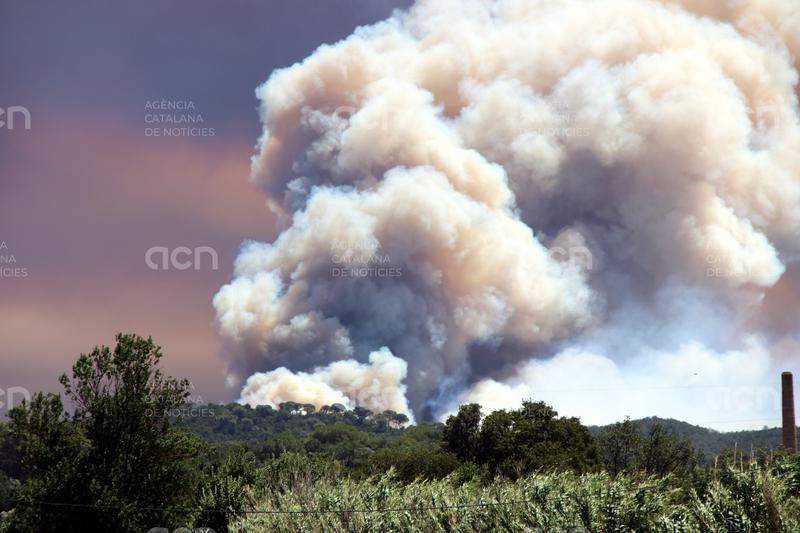 Els Bombers alerten que és "importantíssim" tancar el flanc dret del foc per evitar l'afectació "potencial" de 10.000 ha
