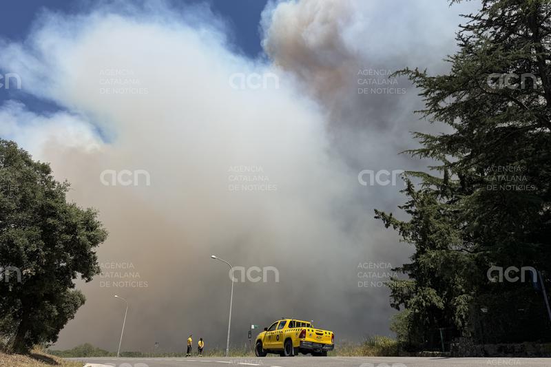 El foc de la Bisbal afecta unes 250 hectàrees i la hipòtesi de l’origen és un treball mecànic en una carretera