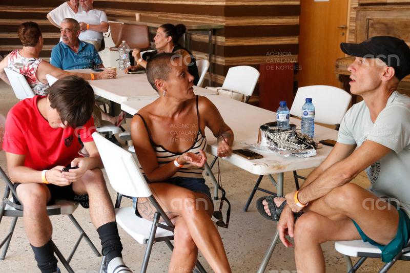 Més d'un centenar de desallotjats, pendents de l'evolució de l'incendi des de l'espai habilitat a Santa Cristina d'Aro