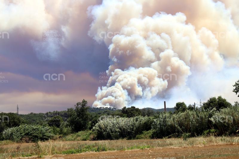 El foc de la Bisbal afecta 2.300 hectàrees i es pretén estabilitzar el flanc dret i dos terços de l'esquerre a la nit