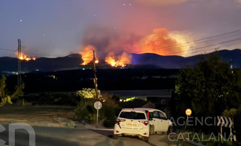 El foc arriba a algunes urbanitzacions de Calonge i afecta elements exteriors i una casa buida a les Cabanyes