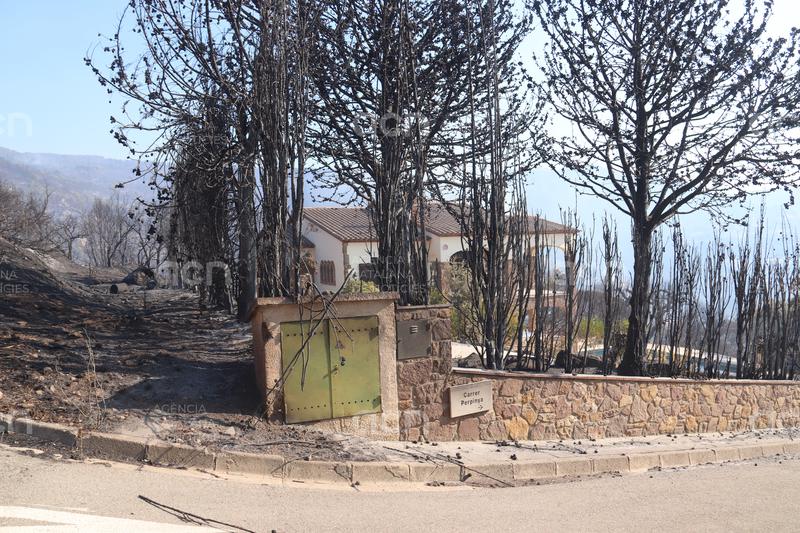 Veïns de les urbanitzacions de Calonge segueixen l'incendi "amb molta por" per la proximitat de les flames