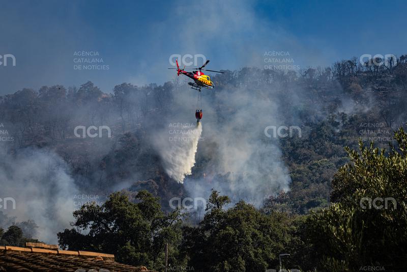 Els Bombers donen per estabilitzat l’incendi de la Bisbal d’Empordà, que ha afectat unes 2.300 hectàrees