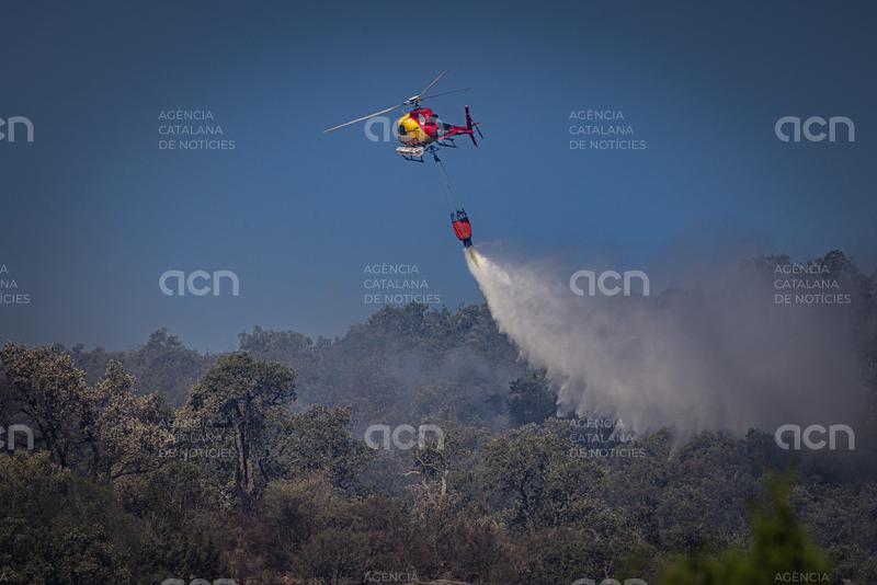 Els Bombers estabilitzen el flanc dret de l'incendi de les Gavarres i preveuen fer-ho de forma global cap a les 22 hores