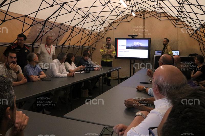 Els Bombers sobrevolen el perímetre de l'incendi per decidir si s'aixequen els confinaments 