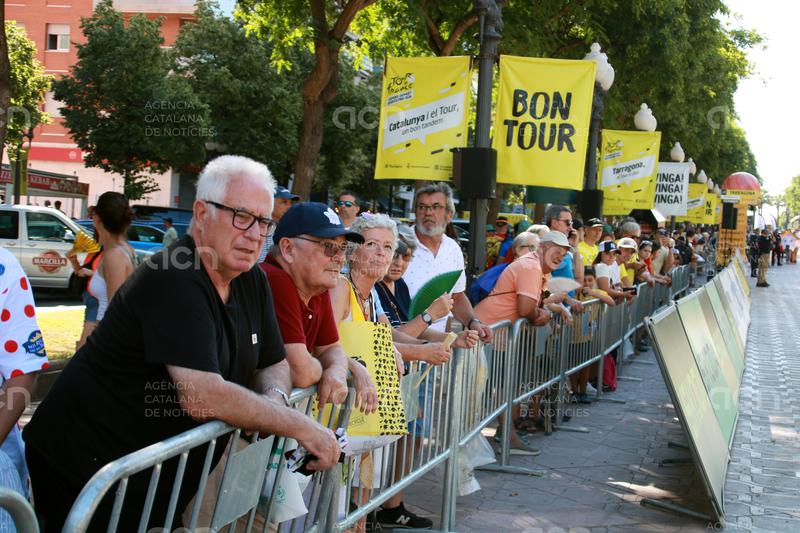 Carrers tallats i plens d'aficionats en les hores prèvies al Tour de França a Tarragona
