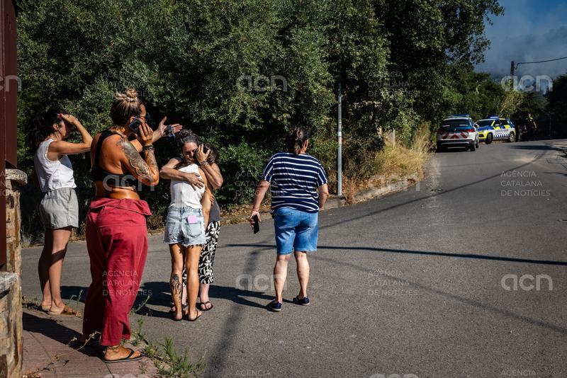Els Bombers aixequen el confinament un cop estabilitzat l’incendi de les Gavarres i els desallotjats poden tornar a casa