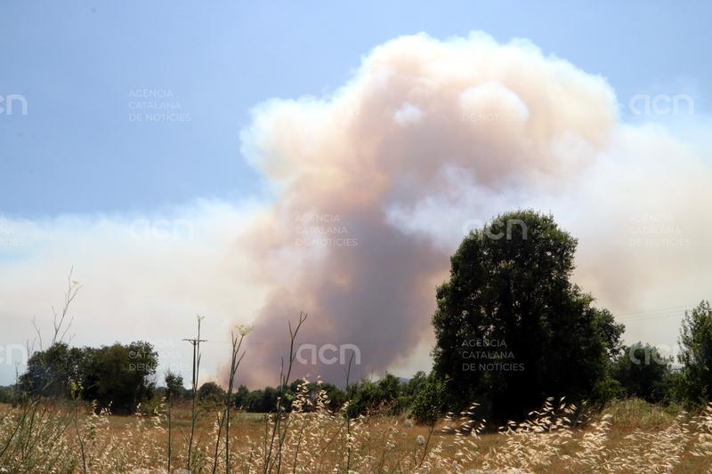 El SEM fa 11 assistències per l'incendi forestal de la Bisbal d'Empordà
