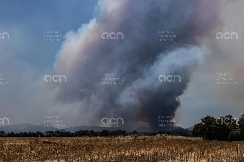Els Bombers tenen un 70% del perímetre treballat, però descarten donar per controlat l’incendi de les Gavarres avui