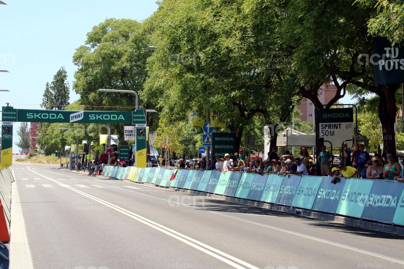 El pas del Tour il·lusiona Viladecans: "És una experiència única i no ens la volíem perdre"