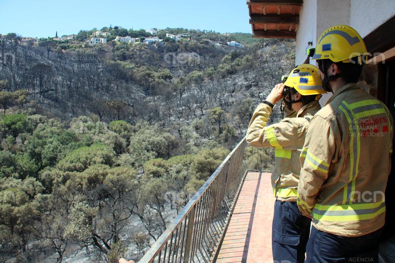 Els Bombers inspeccionen les cases afectades per l'incendi de les Gavarres per avaluar si corren risc d'ensorrar-se