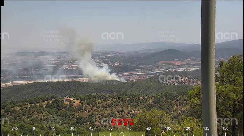 Estabilitzat l’incendi de Sant Andreu de la Barca que obligava a confinar la colònia del Palau i el carrer Clavell
