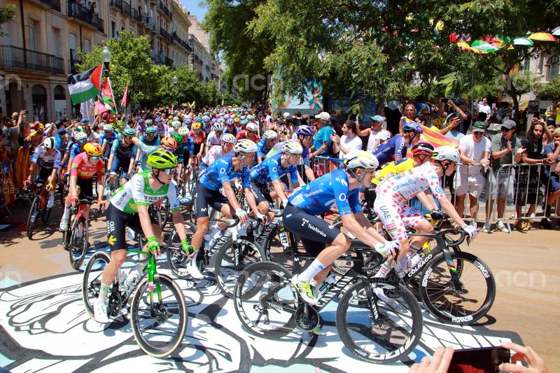 El Tour de França engresca milers de persones a Tarragona en la segona etapa: "fa ciutat, és un sentiment d'orgull"