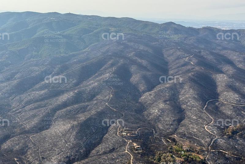 Els Agents Rurals sobrevolen l'incendi de la Bisbal d'Empordà per avaluar-ne el perímetre 