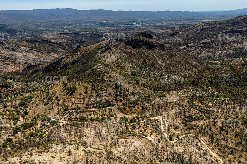 Les cicatrius de l'incendi de Paüls, un any després, a vista de dron