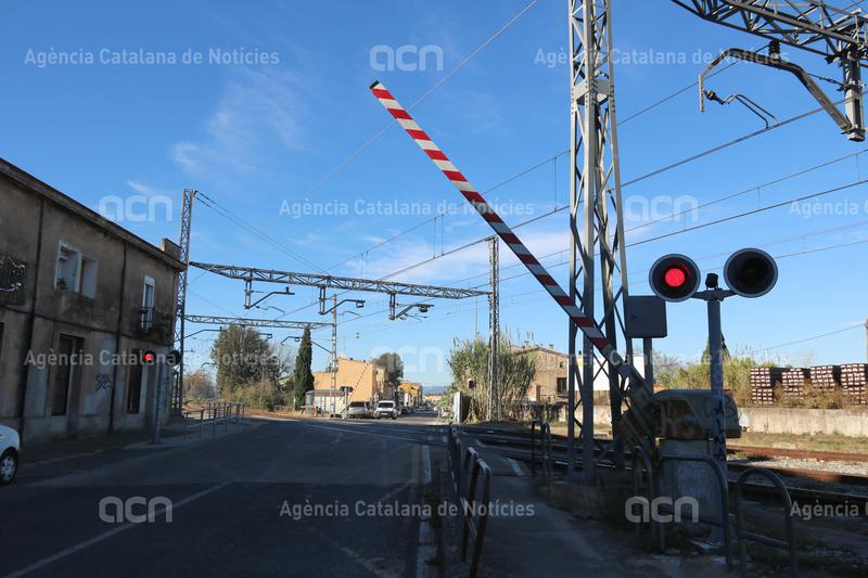 Adif adjudica les obres per suprimir el pas a nivell de Flaçà, que se substituirà amb dos passos inferiors