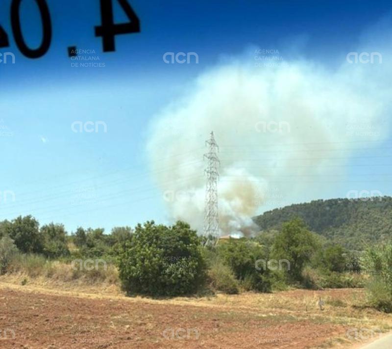 Confinen diverses urbanitzacions i nuclis disseminats pel foc forestal entre Sentmenat i Castellar del Vallès