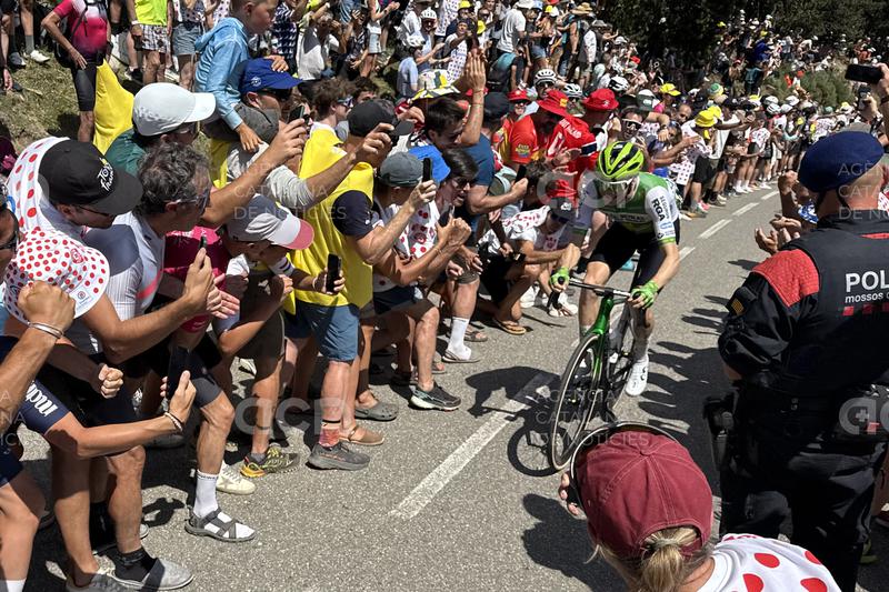 Milers de persones desafien la calor per viure la tercera etapa del Tour de França a Toses i Alp