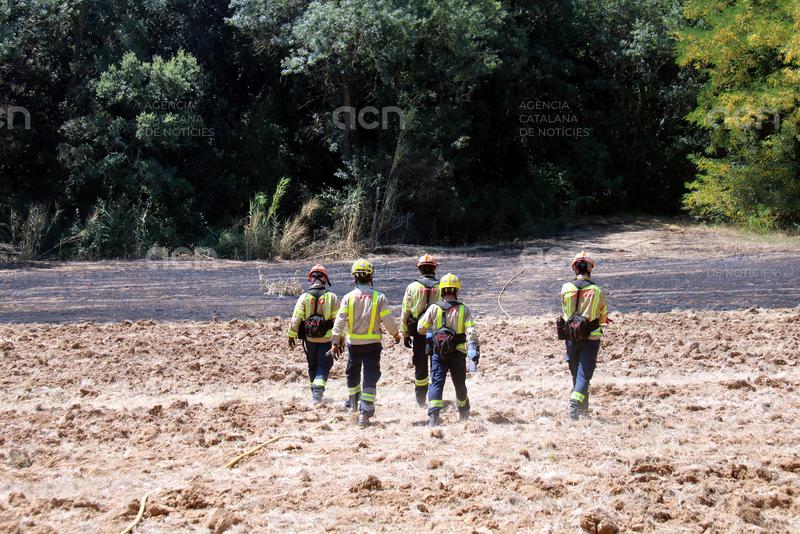 Els Bombers no donaran per controlat avui l'incendi de les Gavarres perquè hi ha moltes represes al cap del foc
