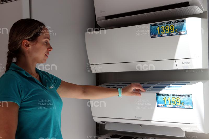 La calor intensa i la manca de mà d'obra allarguen fins a dues setmanes l'espera per instal·lar aires condicionats