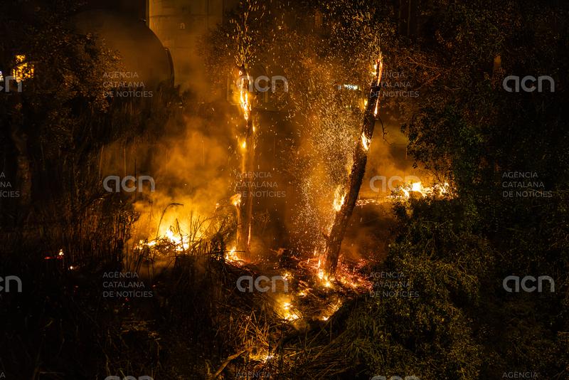 Els Bombers fan maniobres "efectives" al foc de  Sentmenat a la nit i per consolidar flanc dret i cap al de l'Anoia