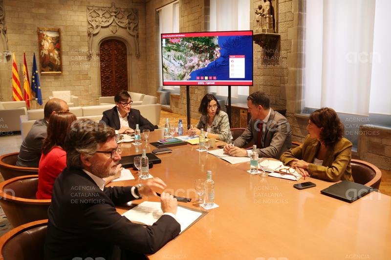 Illa presideix la reunió amb els cossos de bombers, agents rurals i gestió forestal per fer seguiment dels incendis