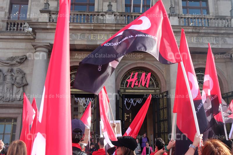 Els treballadors de les oficines d'H&M convoquen vaga aquest dimecres per protestar contra la pèrdua de llocs de feina