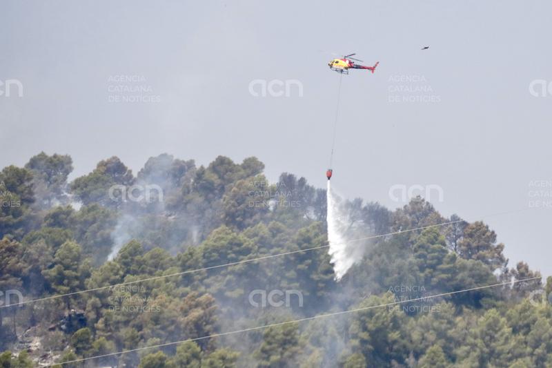Els Bombers centren esforços a evitar que l'incendi de Sentmenat generi nous conats i afecti el Farell de Caldes