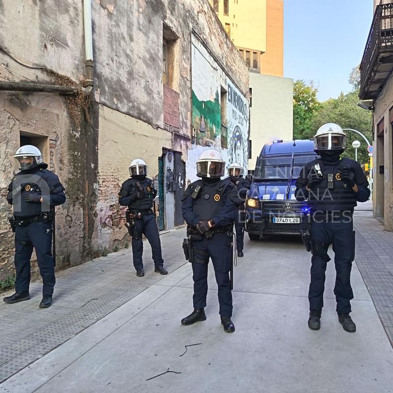 La Guàrdia Urbana desnona una família amb dos menors d'un local del barri de Vallcarca de Barcelona