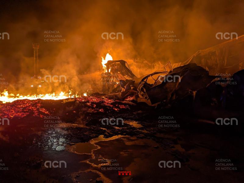 Un incendi iniciat en uns palets de fusta afecta dues naus industrials a Alguaire
