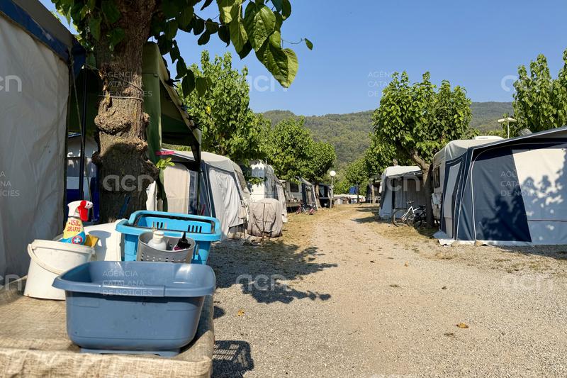 El càmping de Caldes de Montbui desallotjat per l'incendi torna a bategar: "Vam deixar menjar a mig fer"