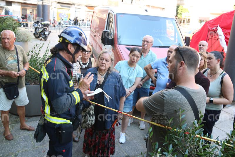"Vivim amb la incertesa": veïns i comerciants del Putxet esperen instruccions 24 hores després del desallotjament