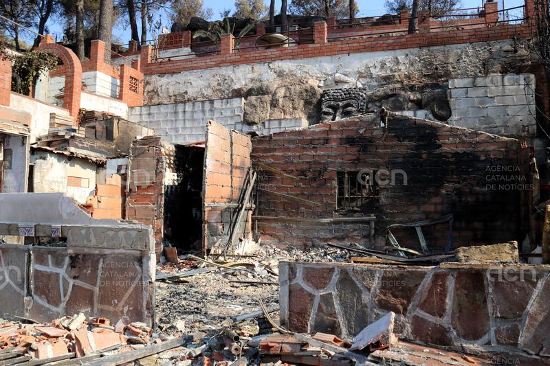 Veïns de Les Garrigues tornen a casa després de l’incendi de l’Anoia: "És un miracle. La casa s'ha salvat"