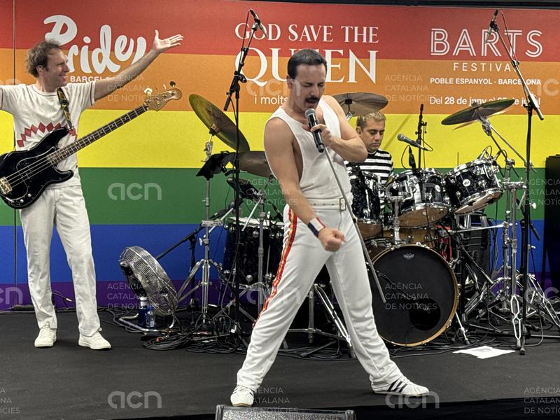 God Save The Queen actua per sorpresa a l'estació de metro d'Universitat en el marc del Pride Barcelona
