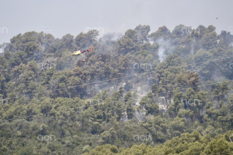 Els Bombers segueixen treballant amb “contundència” per estabilitzar l’incendi de Sentmenat