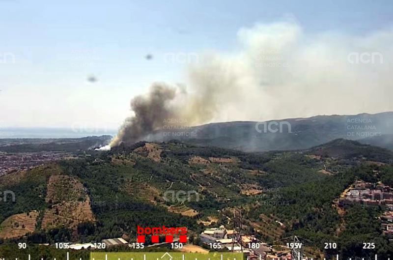 Estabilitzat l'incendi de Gavà, que se sospita que ha estat causat per l'ús de material pirotècnic