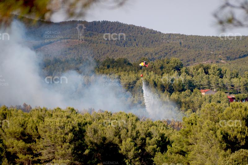 Confinen el Pla de Manlleu, Pontons, les Pinedes Altes de Montmell, Valldossera i cases d'Aiguamúrcia arran de l'incendi