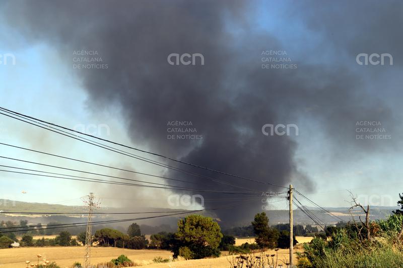 Els Bombers estabilitzen el foc de Sentmenat i preveuen fer el mateix a Aiguamúrcia i Navarcles en les pròximes hores