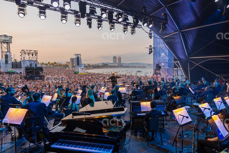 Josep Pons i l'Orquestra del Liceu actuen davant prop de 30.000 persones en el primer concert de Clàssica a la platja