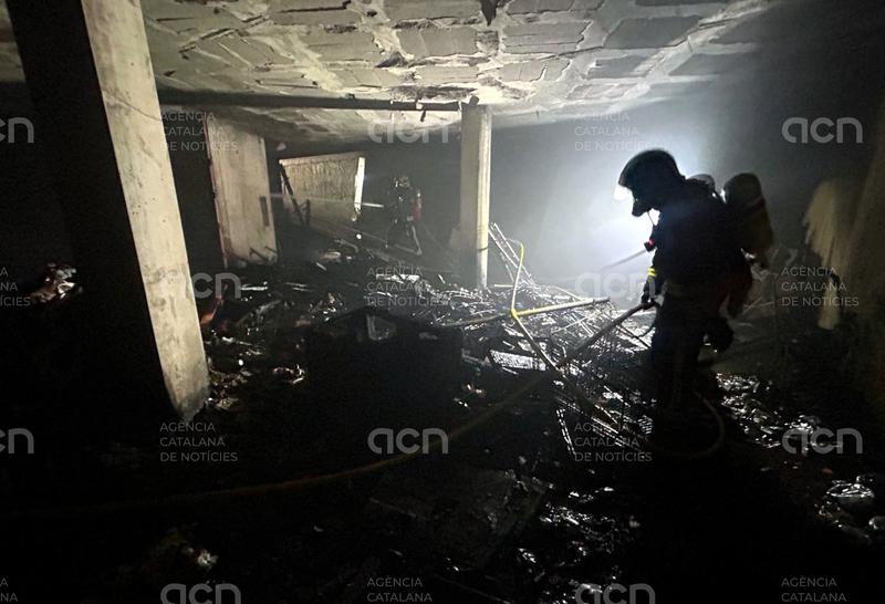 Evacuades unes 40 persones per un incendi en un edifici en construcció ple de brossa a l'Hospitalet de Llobregat