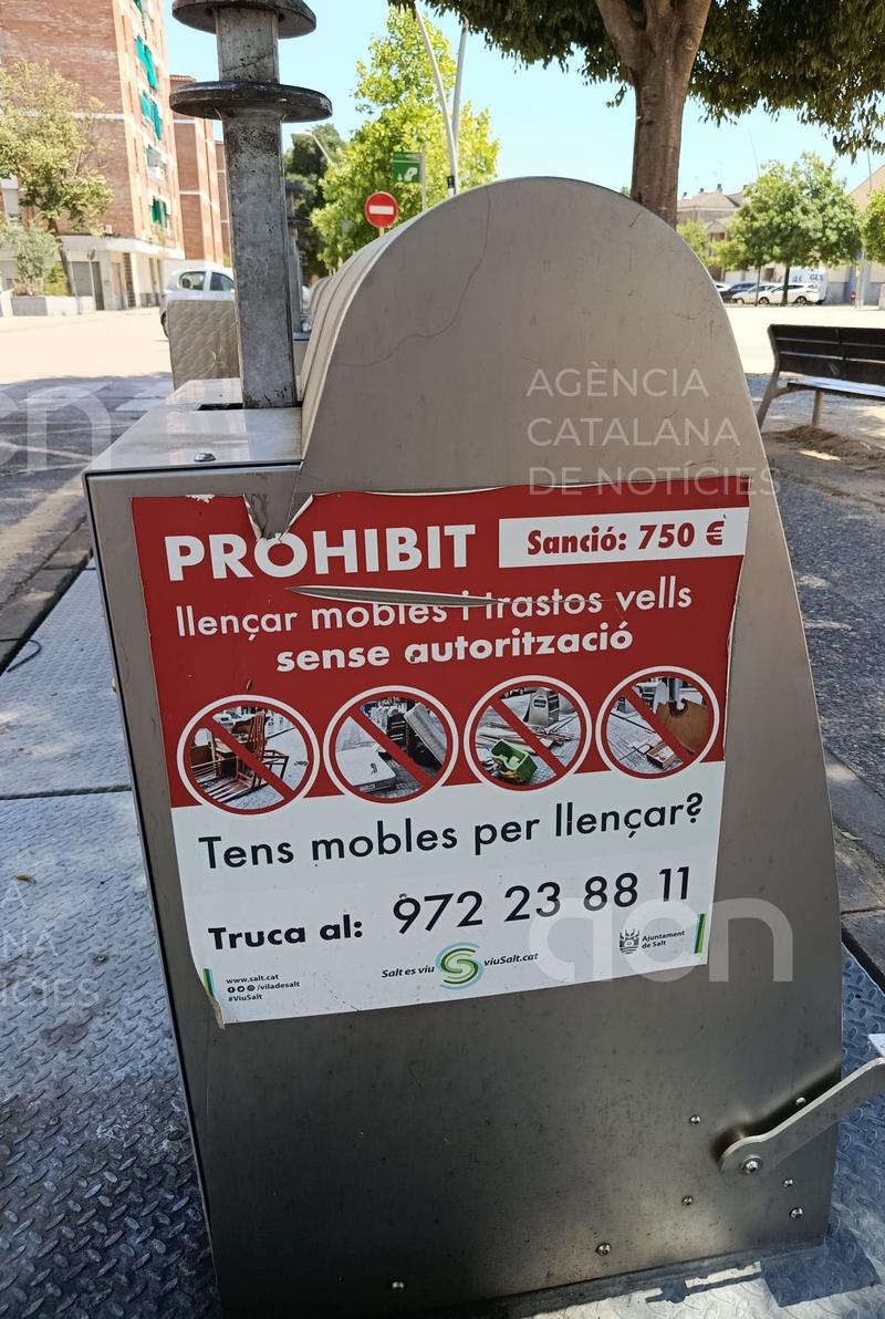 La Policia Local de Salt multa 17 persones amb 400 euros per abocar residus a la via pública