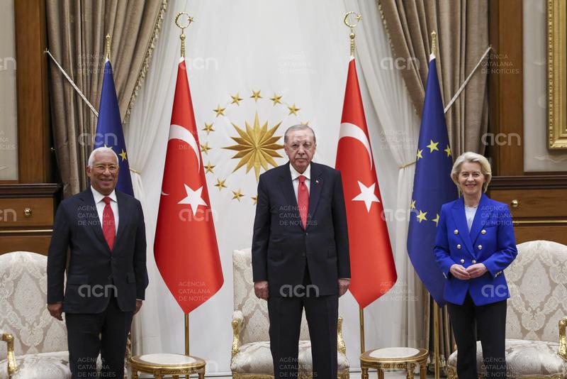 Von der Leyen donarà a un museu militar l'arma que li va regalar Erdogan durant la cimera de l'OTAN