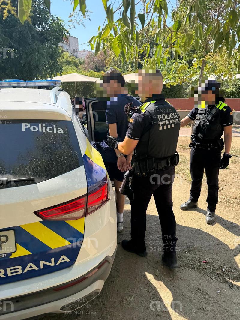 Detenen dos joves a Figueres per robar a un espai municipal i provocar danys per valor de 7.000 euros al mobiliari urbà