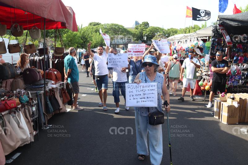 Els marxants de Platja d'Aro arrenquen una mobilització indefinida per exigir que el consistori autoritzi més parades