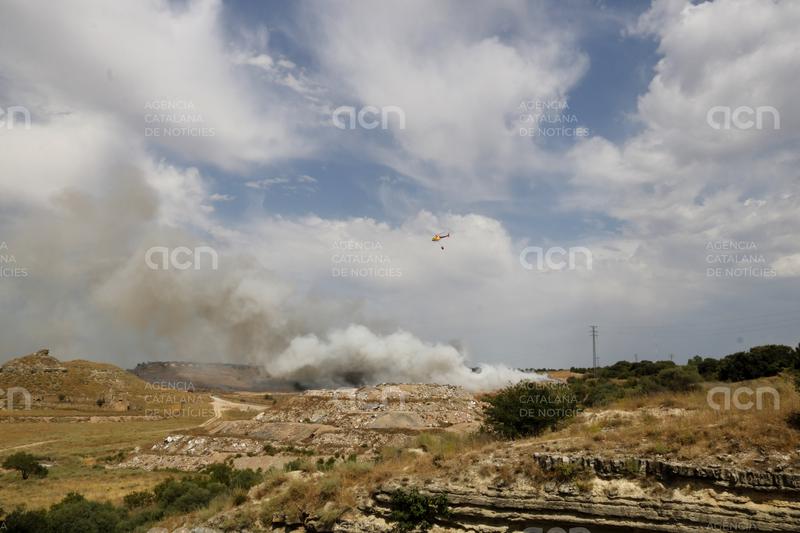 Els Bombers treballen en un incendi a l’abocador de Tàrrega amb dotze dotacions, tres d’aèries