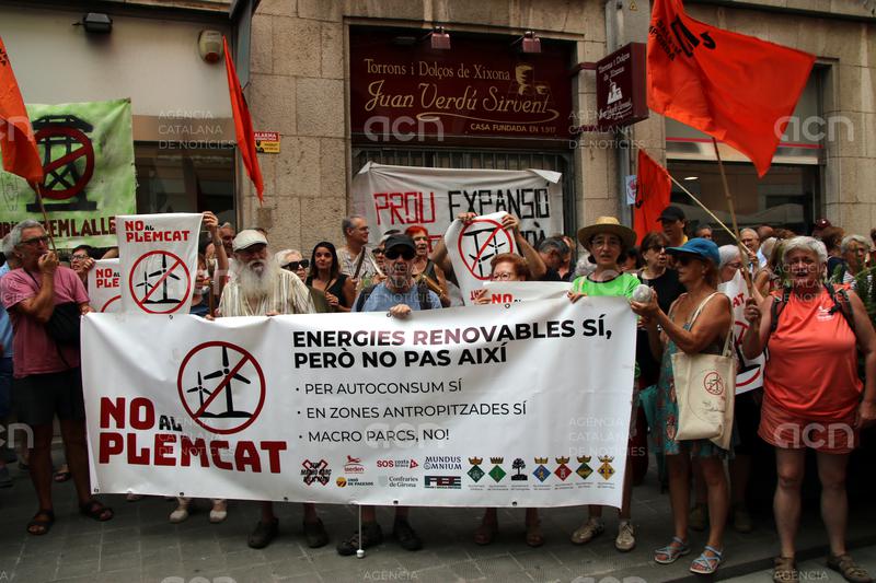 Unes 200 persones es concentren a Figueres contra el "còctel de projectes" traçats a l'Empordà